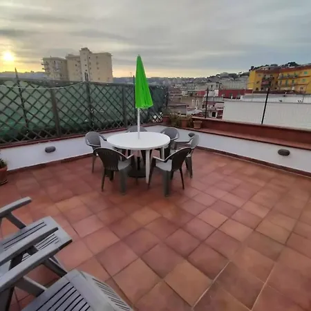 Terrazza Al Museo Madre 公寓